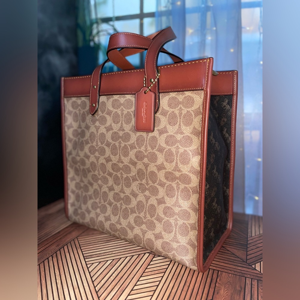 Coach Field Tote with Signature Canvas / Horse and Carriage Print